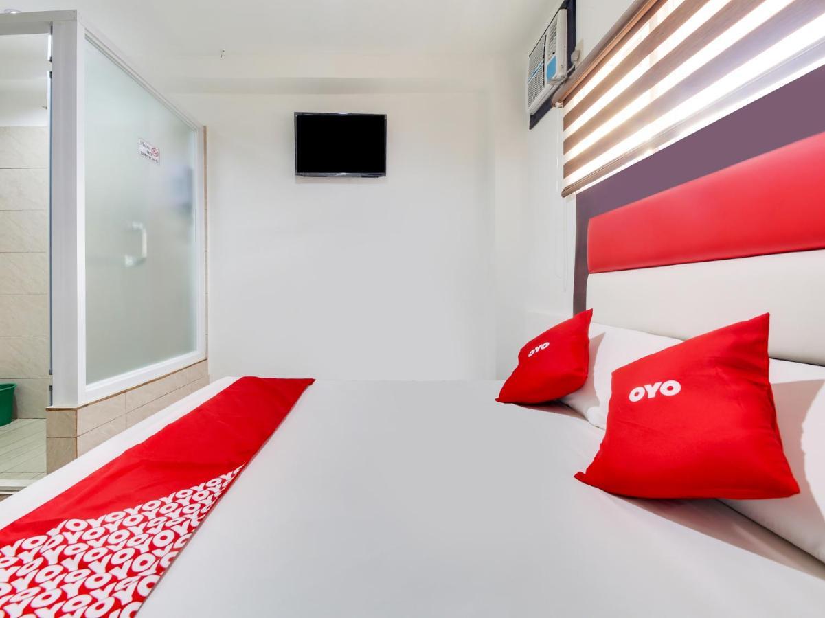Oyo 895 Golden Majestic Pension Inn 马尼拉 外观 照片