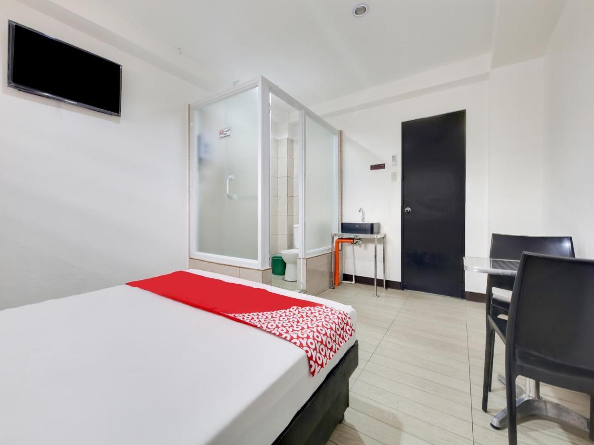 Oyo 895 Golden Majestic Pension Inn 马尼拉 外观 照片